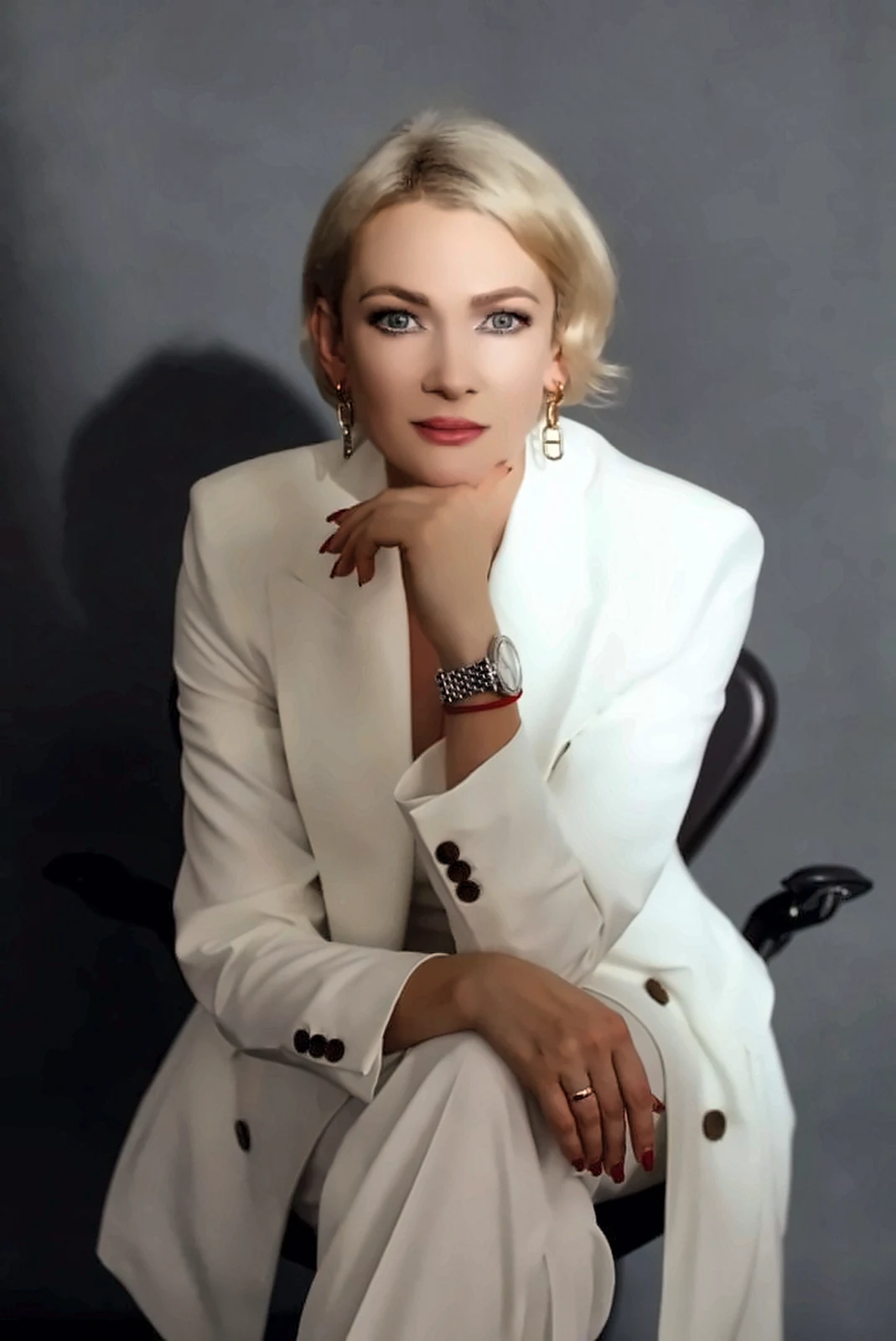 Elena Fritz in einem weißen Blazer